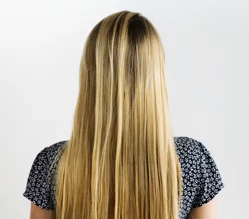 Model with long wavy blonde hair extensions